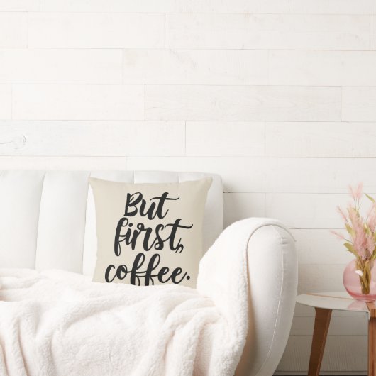 But First Coffee | Chic Modern Script Typography D クッション (ソファ)