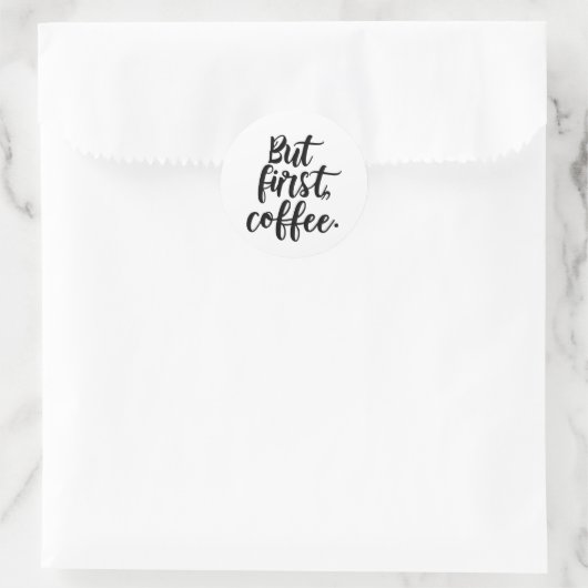 But First Coffee | Chic Modern Script Typography D ラウンドシール (バッグ)