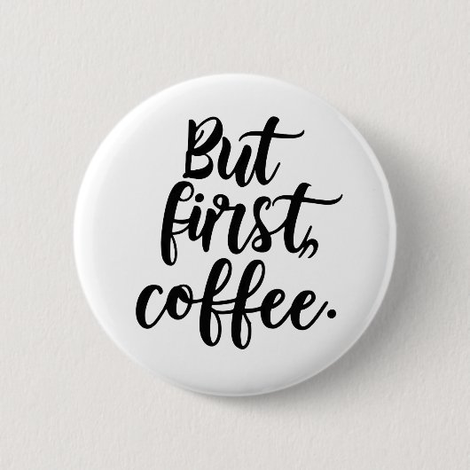 But First Coffee | Chic Modern Script Typography D 缶バッジ (正面)
