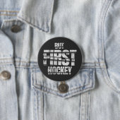 But First Hockey – Funny Hockey Lover Quote Design 缶バッジ (インサイチュ)