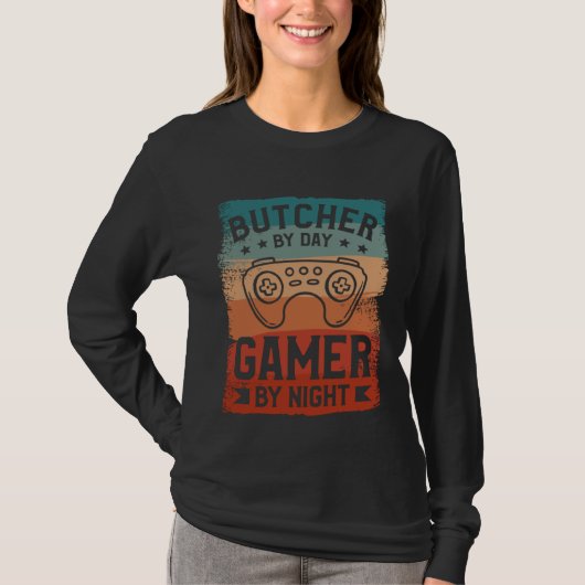 Butcher By Day Gamer By Night Butchery Butchers Me Tシャツ (正面)