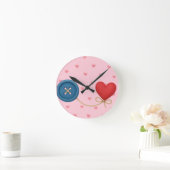 Button & Thread of Love – Cute Heart Design ラウンド壁時計 (ホーム)