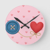  Button & Thread of Love – Cute Heart Design ラウンド壁時計 (正面)