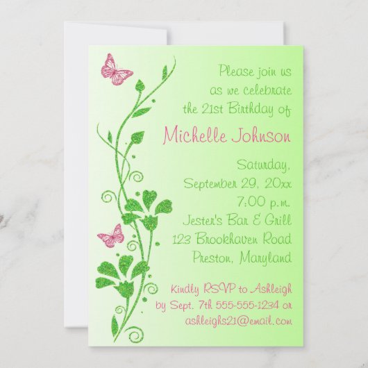Buttterfliesのピンクの、緑の花の第21誕生日 招待状 (裏面)