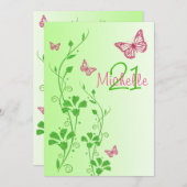 Buttterfliesのピンクの、緑の花の第21誕生日 招待状 (正面/裏面)
