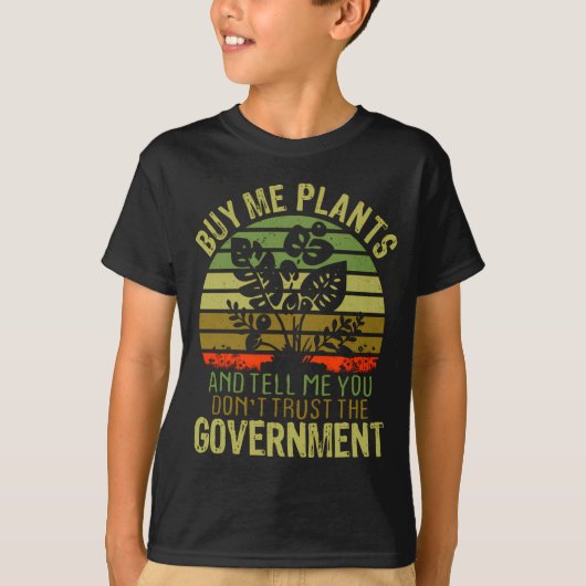 Buy Me Plants And Tell Me You Dont Trust The Gove  Tシャツ (正面)