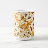 Buzz & Drip – Seamless 8K Honey Bee Pattern with G コーヒーマグカップ (中央)