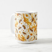 Buzz & Drip – Seamless 8K Honey Bee Pattern with G コーヒーマグカップ (正面左)