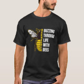 Buzzing Through Life with Bees Funny Beekeeping Ho Tシャツ (正面)