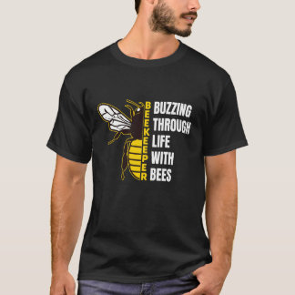 Buzzing Through Life with Bees Funny Beekeeping Ho Tシャツ