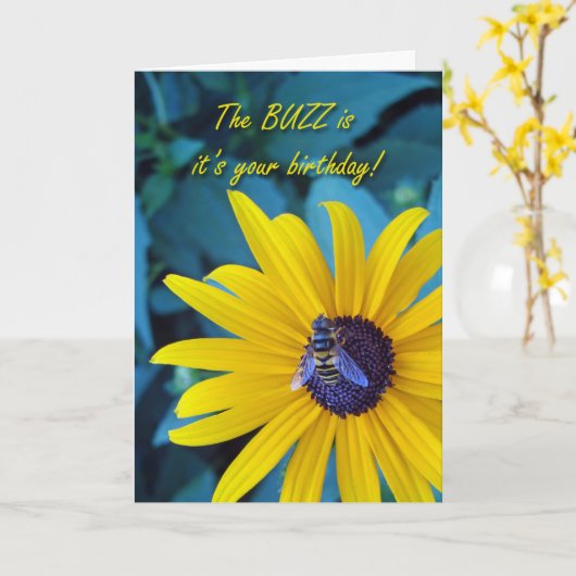 Buzzy誕生日とBee on Brown Eed Susan Flower カード (黄色い花)