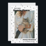 BW Santa Paws Meowy Christmas Catフォトカード シーズンカード<br><div class="desc">白い背景に黒い前足のプリントと黒い星に囲まれた猫の写真が入った縁どり、クリスマスの挨拶の「Here 来 Santa Paws」と「Meowy Christmas!」の写真が入ったホリティの写真。このクリスマスフォトカードはペットの飼い主や動物愛好家に最適だ。</div>