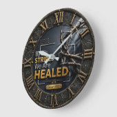 By His Stripes We Are Healed Isaiah 53:5 ラージ壁時計 (傾斜)