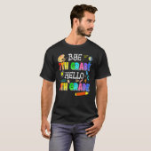 Bye 7年生こんにちは8年生ここに戻っ来ている tシャツ (正面フル)