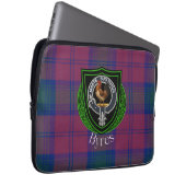 Byres Scottish Clan Tartan and Crest  ラップトップスリーブ (正面右)