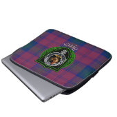 Byres Scottish Clan Tartan and Crest  ラップトップスリーブ (正面下部)