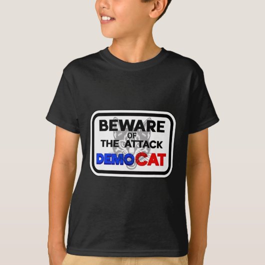 Cで攻撃を受ける民主党女性に注意する Tシャツ (正面)