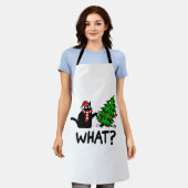 Cにおもしろいクリスマスツリーを押し付ける黒猫ギフト エプロン (着用した状態)