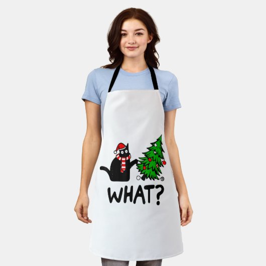 Cにおもしろいクリスマスツリーを押し付ける黒猫ギフト エプロン (着用した状態)