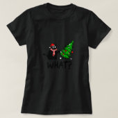 Cにおもしろいクリスマスツリーを押し付ける黒猫ギフト Tシャツ (デザイン正面)