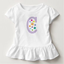 「C」色の金魚の多数々のくの魚