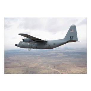 C-130ヘラクレスが空を飛び越える フォトプリント           