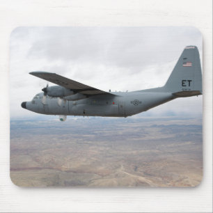 C-130ヘラクレスが空を飛び越える マウスパッド
