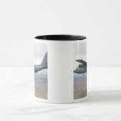 C-130ヘラクレスが空を飛び越える マグカップ (中央)