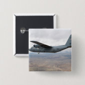 C-130ヘラクレスが空を飛び越える 缶バッジ (正面&裏面)