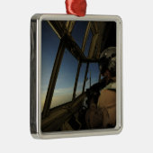 C-130ヘラクレスパイロットが地平線を走査する メタルオーナメント (右)