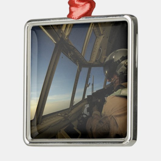 C-130ヘラクレスパイロットが地平線を走査する メタルオーナメント (左)