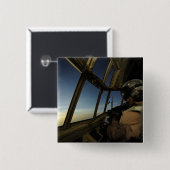 C-130ヘラクレスパイロットが地平線を走査する 缶バッジ (正面&裏面)