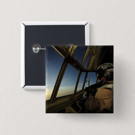 C-130ヘラクレスパイロットが地平線を走査する 缶バッジ (正面&裏面)
