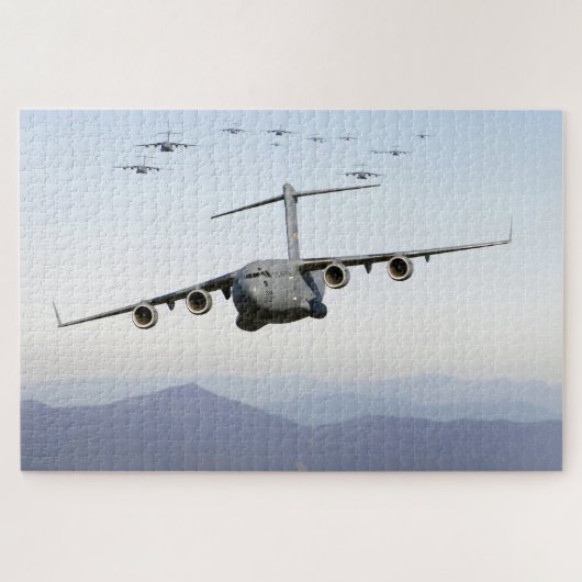 C-17 グローブマスターIII航空機がブルーリッジ上空を飛行 ジグソーパズル (横)