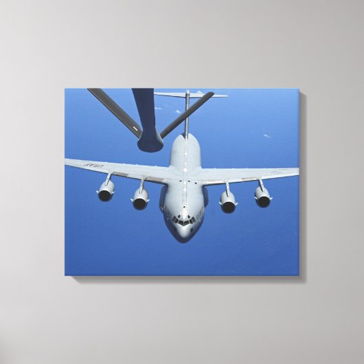 C-17 Globemaster IIIがブームに近づく キャンバスプリント (正面)