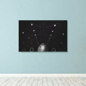 C-17 Globemaster IIIが格納庫に座る キャンバスプリント (インサイチュ (ウッドフロア))