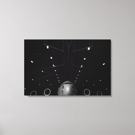 C-17 Globemaster IIIが格納庫に座る キャンバスプリント (正面)