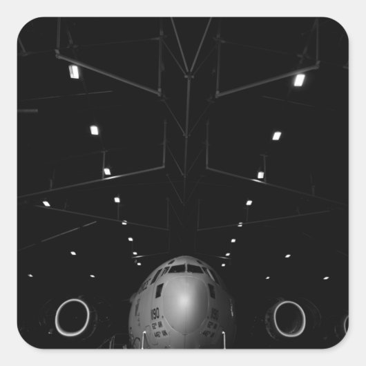 C-17 Globemaster IIIが格納庫に座る スクエアシール (正面)