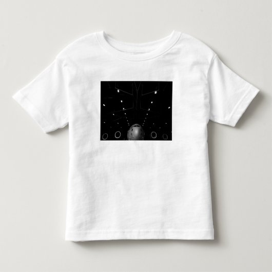 C-17 Globemaster IIIが格納庫に座る トドラーTシャツ (正面)