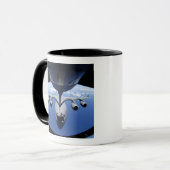 C-17 Globemaster IIIが燃料を受ける マグカップ (正面左)