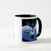 C-17 Globemaster IIIが燃料を受ける マグカップ (正面右)