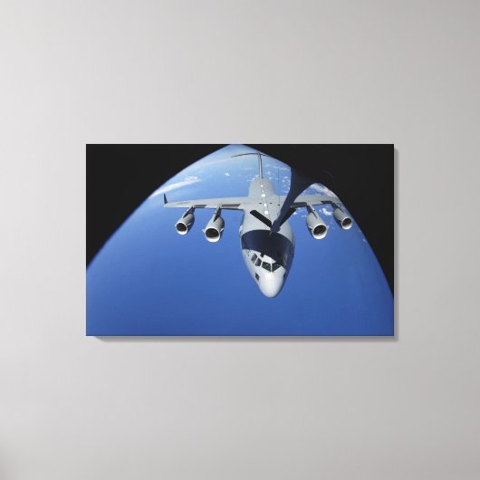 C-17 Globemaster IIIが燃料2を受け取る キャンバスプリント (正面)