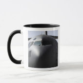 C-17 Globemaster IIIのフロントのクローズアップ マグカップ (左)