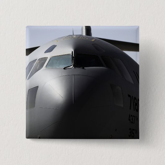 C-17 Globemaster IIIのフロントのクローズアップ 缶バッジ (正面)