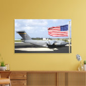 C-17 Globemaster IIIはflightlineに乗る キャンバスプリント (インサイチュ (リビング))