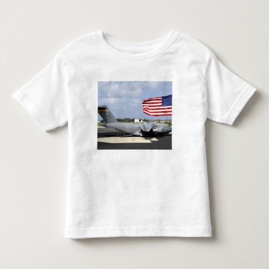 C-17 Globemaster IIIはflightlineに乗る トドラーTシャツ (正面)