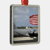 C-17 Globemaster IIIはflightlineに乗る メタルオーナメント (右)