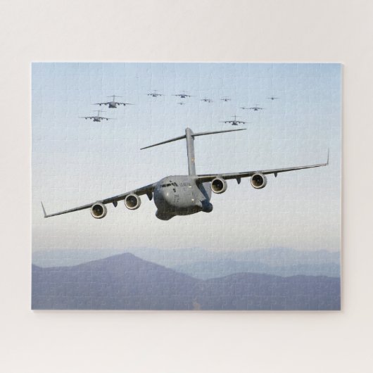C-17 Globemaster III航空機が青い尾根を飛行 ジグソーパズル (横)
