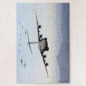 C-17 Globemaster III航空機が青い尾根を飛行 ジグソーパズル (縦)