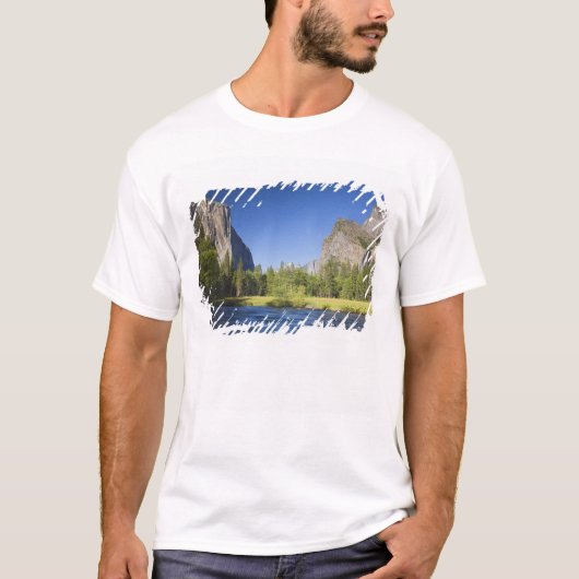 CA, ヨセミテ国立公園, エル・キャピタンが見える谷の景色 Tシャツ (正面)